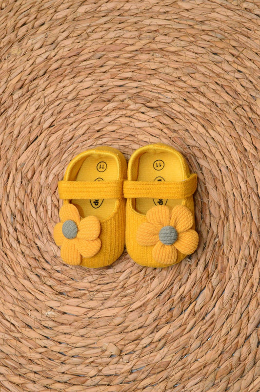 Baby shoes with 2 headbands